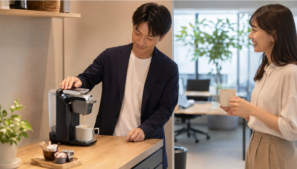 オフィスのコーヒーマシンを利用して休憩する日本人社員