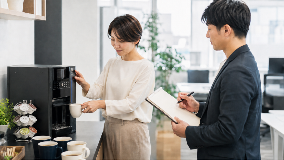 オフィスコーヒーマシンを契約前に試用し操作性を確認する社員
